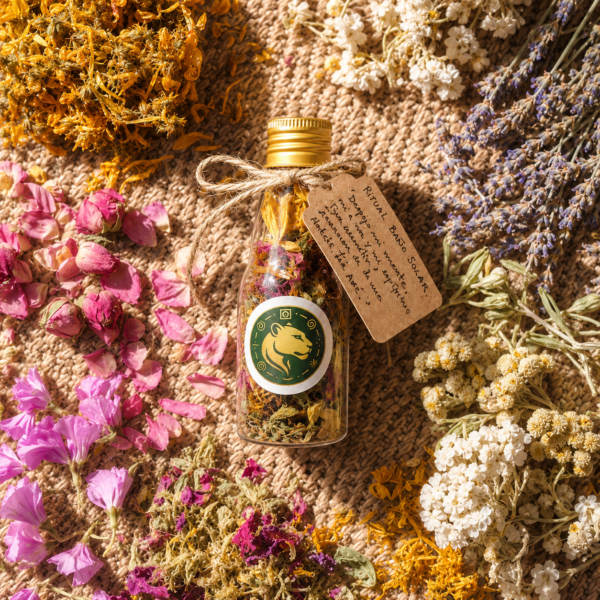 ritual-bano-solar-botella-con-flores Botella de Ritual Baño Solar rodeada de flores de solsticio